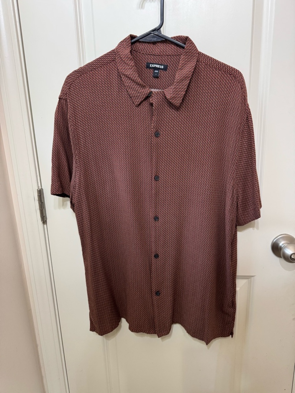 Express Men’s Short-Sleeve Button-Down Shirt in Brick Brown